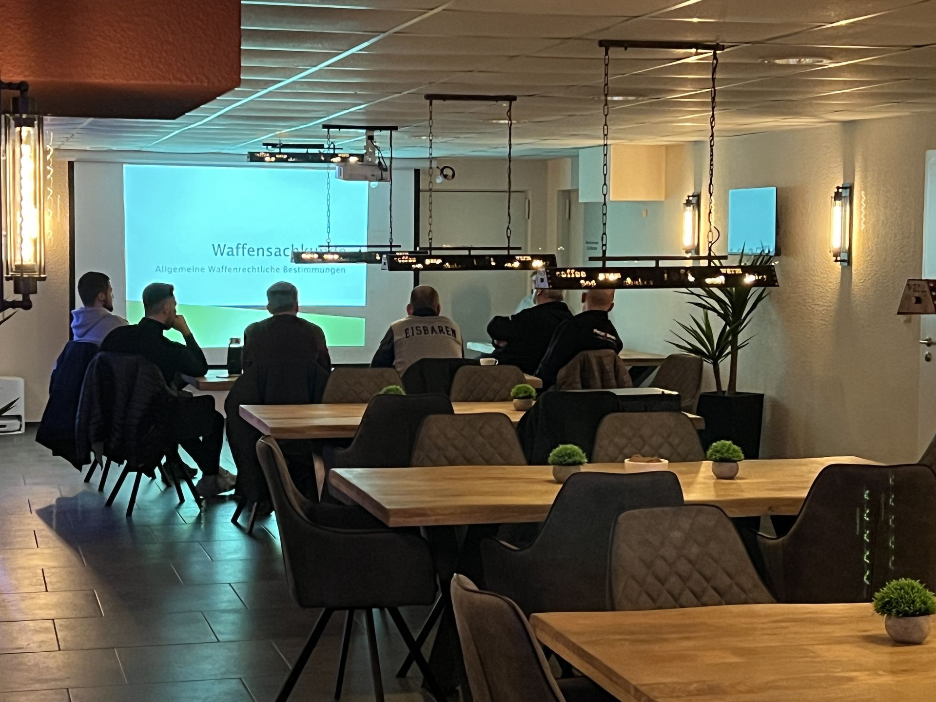 Praktische Waffenausbildung und Schießtraining in der Waffenschule Mitteldeutschland